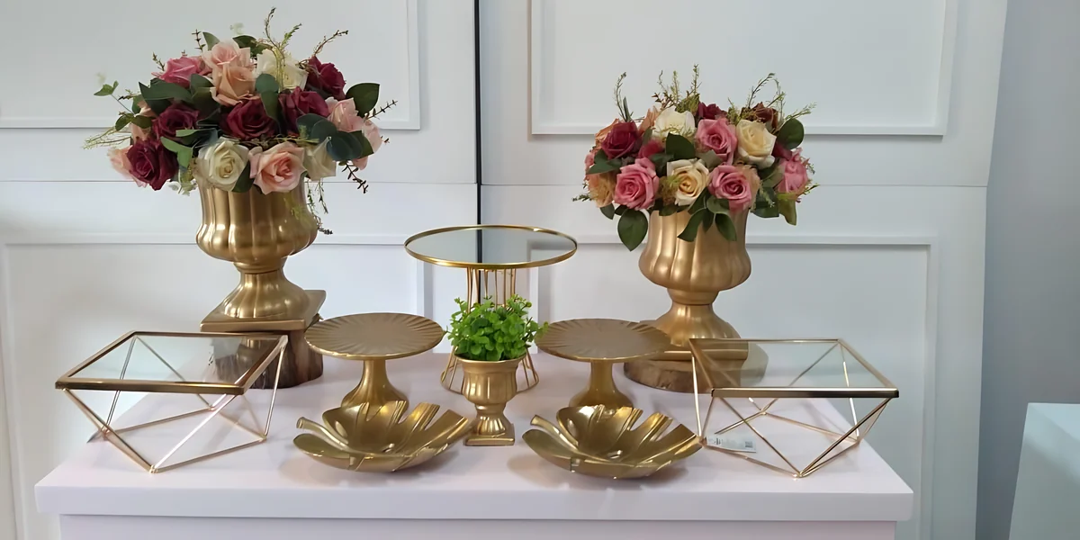 Kit dourado com vasos de rosas, suportes e caixas geométricas de vidro