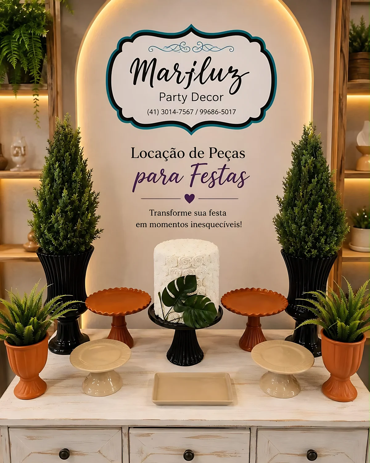 Kit com vasos pretos, pinheiros e boleiras terracota