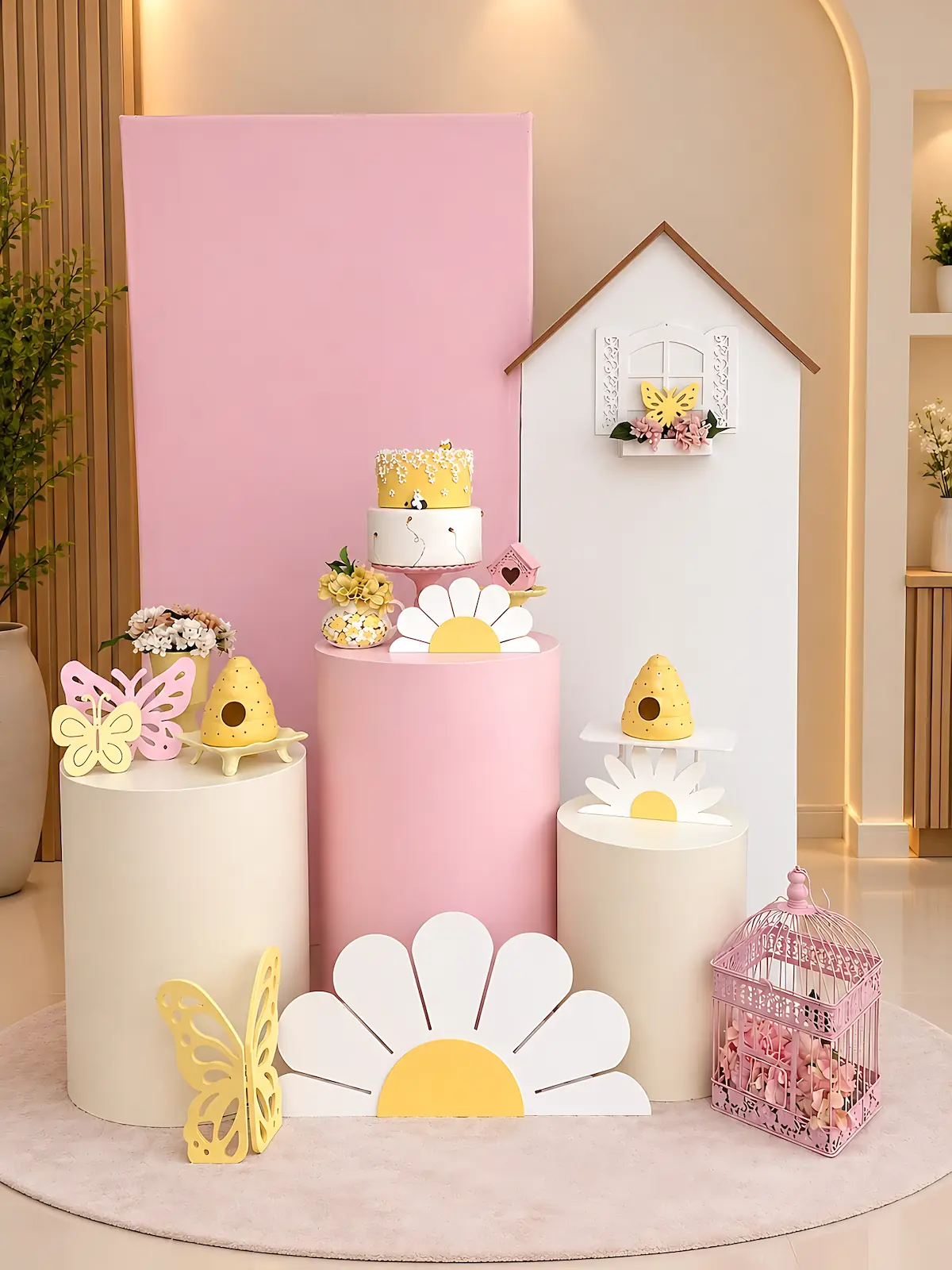 Kit Abelhinha com casinha, cilindros rosa e creme e margaridas