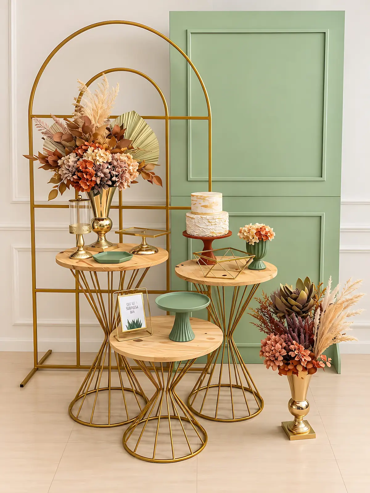 Kit pegue e monte Boho dourado com arco, mesas douradas e flores secas