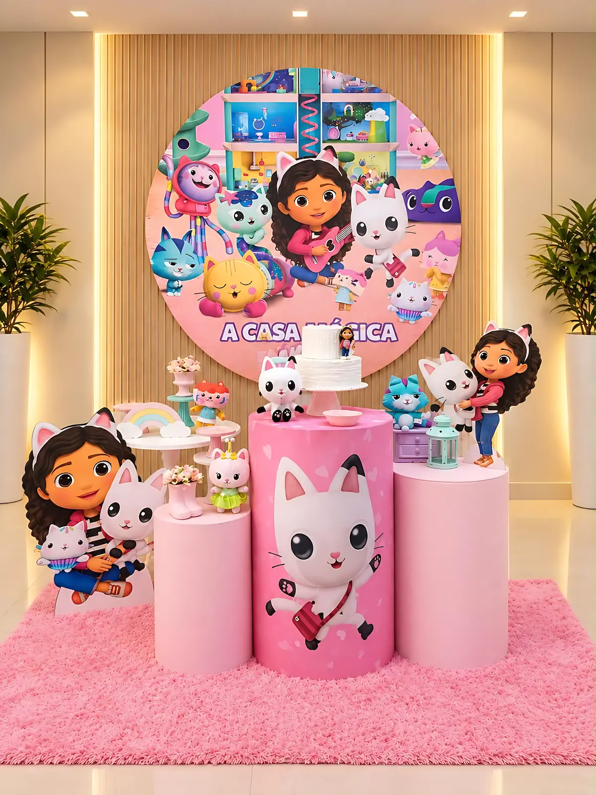 Kit pegue e monte A Casa Mágica da Gabby com painel redondo, cilindros rosa e personagens