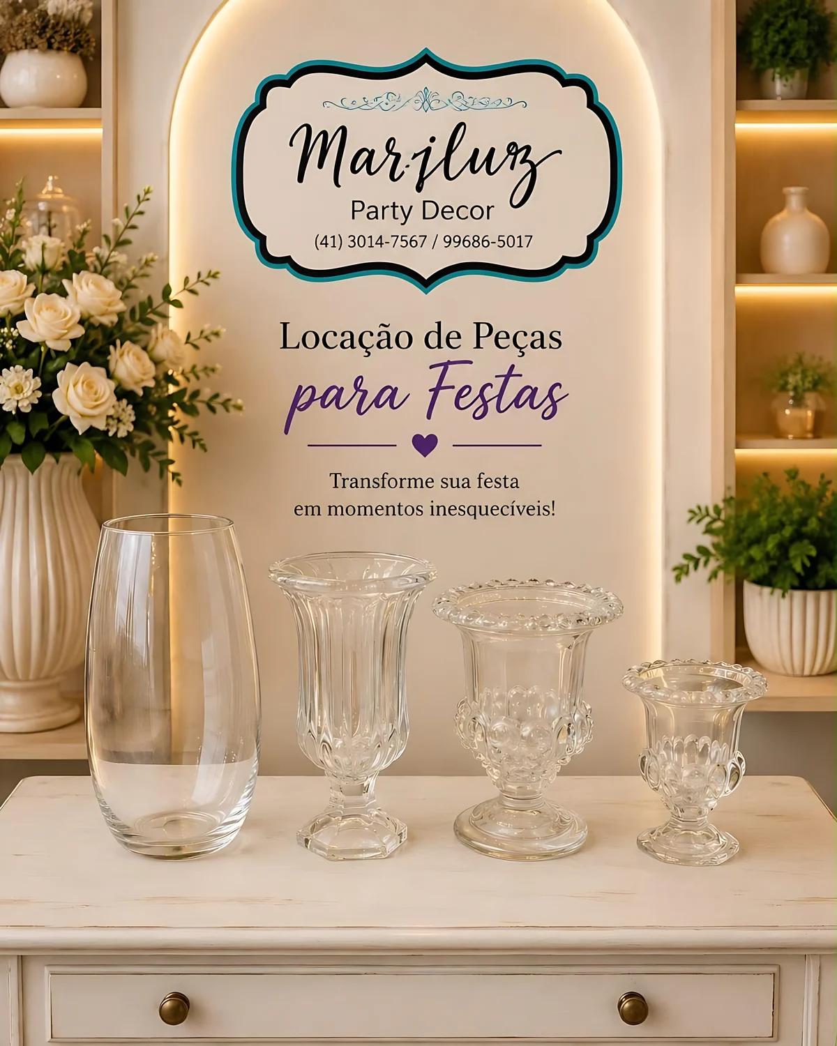 Quatro vasos e taças de vidro sobre aparador
