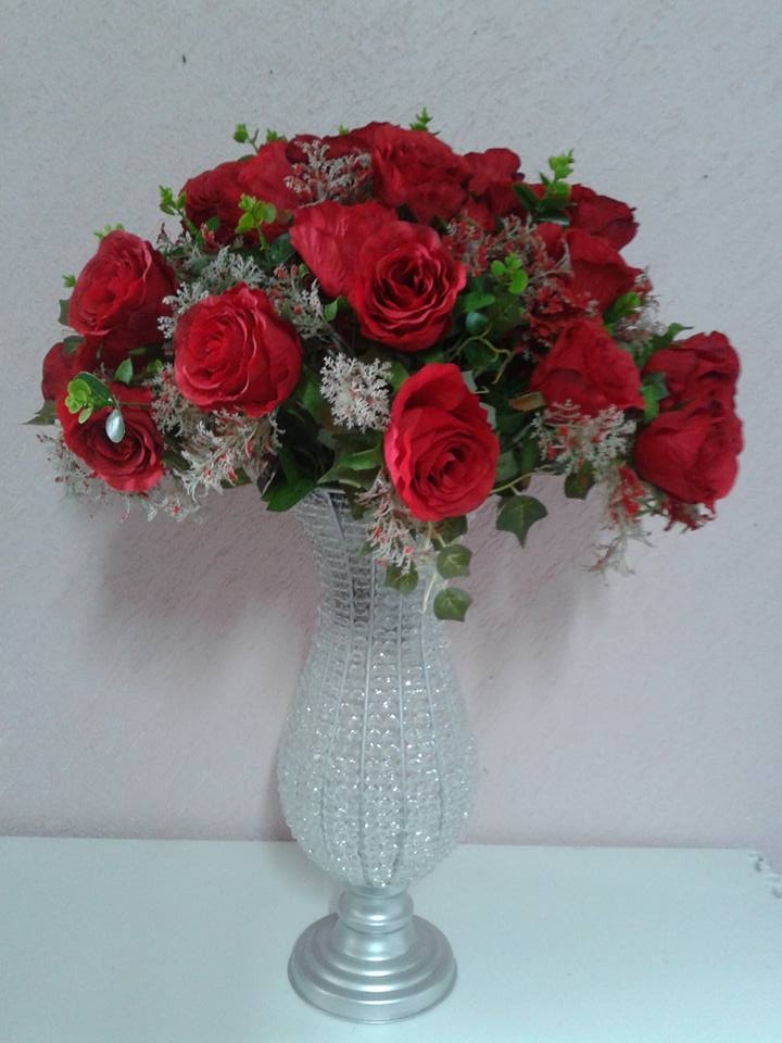 Vaso pedraria com arranjo Rosas artificial(Locação) – Decoração Provençal  Curitiba | Mariluz Festas Curitiba